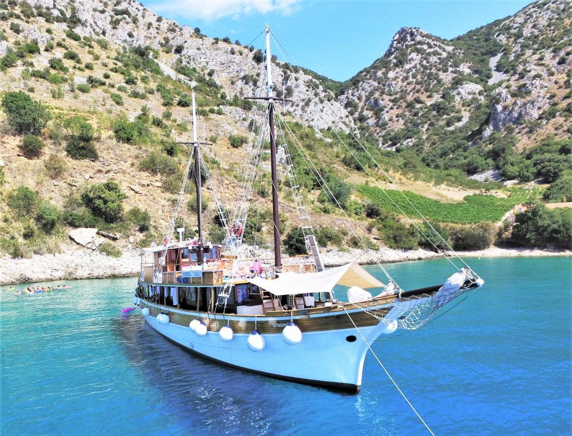 Rhythm Floating Hostel - Zadar Bagian luar foto
