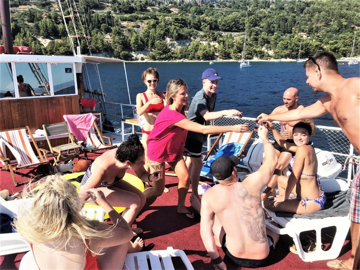 Rhythm Floating Hostel - Zadar Bagian luar foto