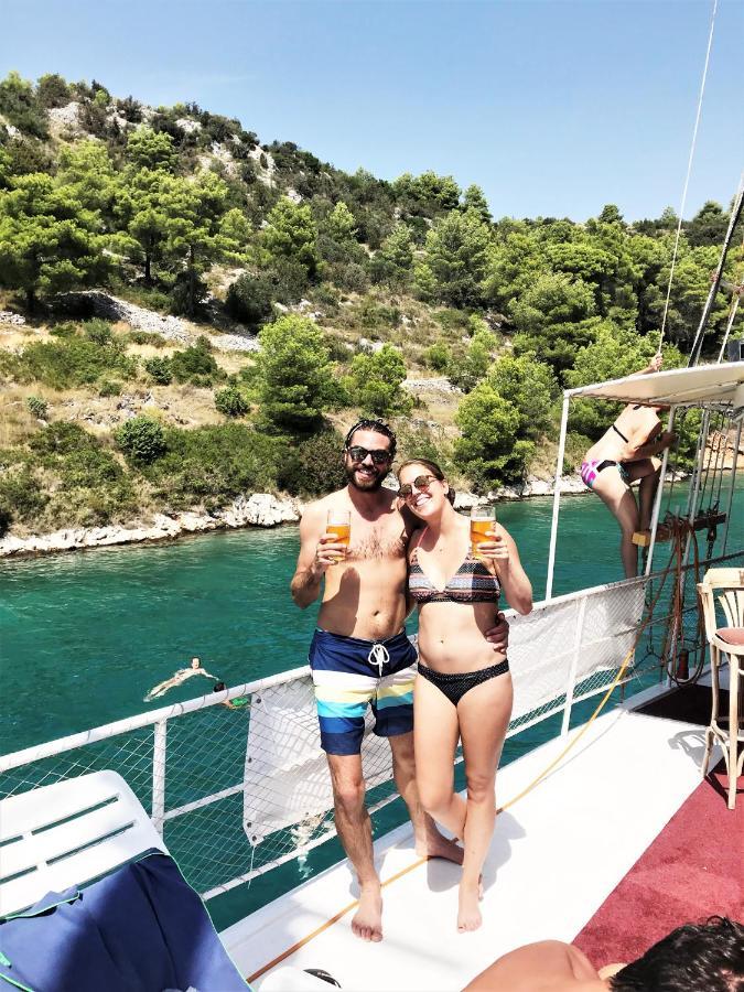 Rhythm Floating Hostel - Zadar Bagian luar foto